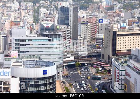 KOBE, Japan - 24 April 2012: Luftaufnahme der Stadt in Kobe, Japan. 1,55 Millionen Menschen leben in dieser 5. größte Stadt in Japan. Stockfoto