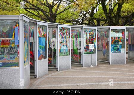 HIROSHIMA, Japan - 21. APRIL 2012: Childrens' Peace Monument in Hiroshima, Japan. Millionen von origami Papier Krane sind von den Besuchern jedes Jahr angeboten. Stockfoto