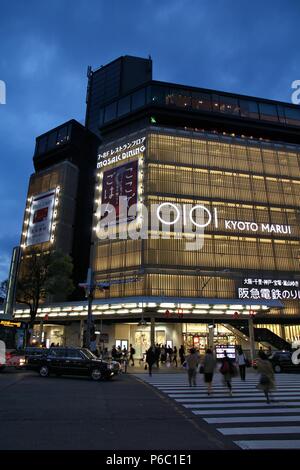 KYOTO, Japan - 19 April, 2012: die Menschen besuchen Marui Kaufhaus in Kyoto, Japan. Kyoto ist die ehemalige Hauptstadt von Japan, derzeit die 6. meisten Stockfoto