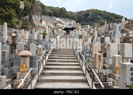 KYOTO, Japan - 19. APRIL 2012: Higashi Otani Friedhof in Kyoto, Japan. Es besteht seit 1671 und ist einer der bedeutendsten Friedhöfe in Japan. Stockfoto