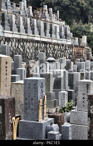 KYOTO, Japan - 19. APRIL 2012: Higashi Otani Friedhof in Kyoto, Japan. Es besteht seit 1671 und ist einer der bedeutendsten Friedhöfe in Japan. Stockfoto