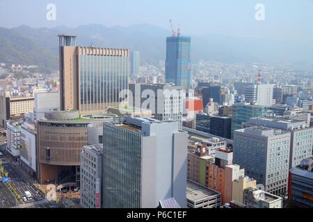 KOBE, Japan - 24 April 2012: Luftaufnahme der Stadt in Kobe, Japan. 1,55 Millionen Menschen leben in dieser 5. größte Stadt in Japan. Stockfoto