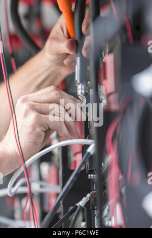 Ingenieur Anschluss Netzkabel in eine industrielle Anlage sichern Stockfoto