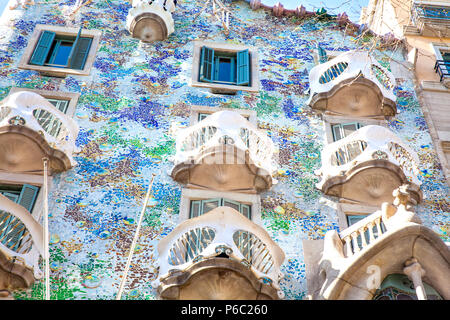 BARCELONA - MÄRZ, 2018: Detail der Gaudi entworfenen Casa Batllo in Barcelona Spanien Stockfoto