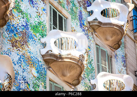 BARCELONA - MÄRZ, 2018: Detail der Gaudi entworfenen Casa Batllo in Barcelona Spanien Stockfoto