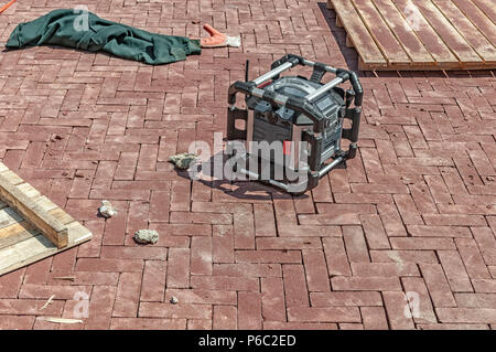 Ghetto Blaster auf der Straße von Holzpaletten umgeben Stockfoto