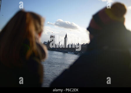 Aus konzentrieren sich die Menschen am Ufer der Themse geniessen Sie die Aussicht auf London City stehen Stockfoto