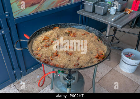 Große WOK-Pfanne mit Reis und Garnelen gefüllt Stockfoto
