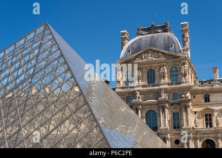 Paris, Frankreich, 23. Juni 2018: Louvre und Musée du Louvre Pyramide im Sommer Stockfoto