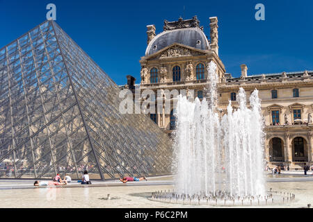 Paris, Frankreich, 23. Juni 2018: Louvre und Musée du Louvre Pyramide im Sommer Stockfoto