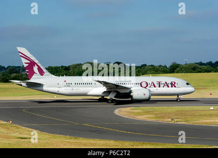 Qatar Boeing 787 Dreamliner Bereit zum Abheben im Flughafen Birmingham, UK (A7-BCE) Stockfoto