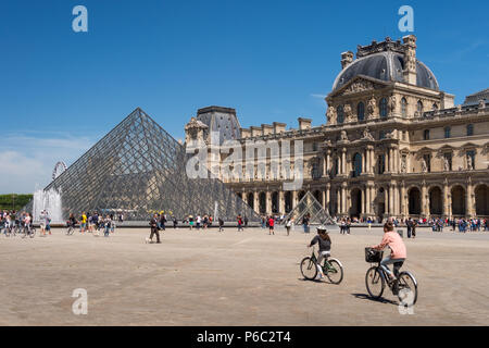 Paris, Frankreich, 23. Juni 2018: Louvre und Musée du Louvre Pyramide im Sommer Stockfoto