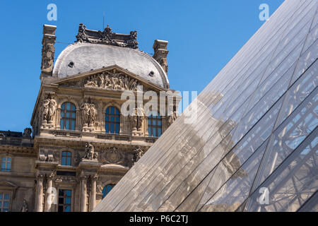 Paris, Frankreich, 23. Juni 2018: Louvre und Musée du Louvre Pyramide im Sommer Stockfoto
