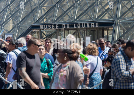 Paris, Frankreich, 23. Juni 2018: Touristen vor dem Eingang zum Louvre Museum Stockfoto