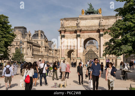 Paris, Frankreich, 24. Juni 2018: Karussell Arc de Triomphe, Louvre Museum und Pyramide Stockfoto