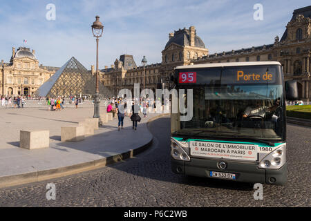 Paris, Frankreich, 24. Juni 2018: Ratp Bus vor dem Louvre Museum Stockfoto