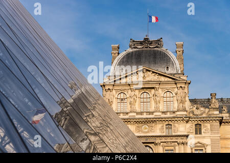 Paris, Frankreich, 23. Juni 2018: Louvre und Musée du Louvre Pyramide im Sommer Stockfoto