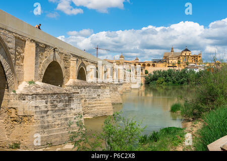 Rio Guadalquivir Cordoba, Blick auf die Puente Romano (Römische Brücke) in der andalusischen Stadt Córdoba (Córdoba) überspannt den Fluss Guadalquivir, Spanien. Stockfoto