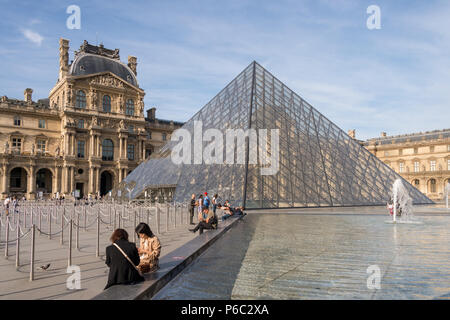 Paris, Frankreich, 23. Juni 2018: Louvre und Musée du Louvre Pyramide im Sommer Stockfoto