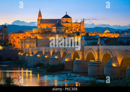 Spanien Reise Andalusien, Blick bei Nacht über die römische Brücke auf dem Rio Guadalquivir in Richtung der Moschee Kathedrale von La Mezquita in Cordoba, Spanien. Stockfoto