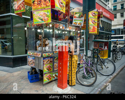 Einem langen Essen Warenkorb Verkauf von Halal-Essen in der Herald Square in New York am Freitag, 15. Juni 2018. (© Richard B. Levine) Stockfoto