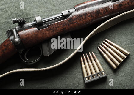 Weltkrieg ära Gewehr und Munition auf militärischen grünem Stoff. Von oben nach unten anzeigen. Stockfoto