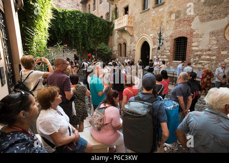 Julias Haus, Casa di Giulietta, Balkon, Verona, Italien. Touristen besuchen das Haus und Balkon, oben rechts im Bild, sagte, das Haus der Julia von zu sein Stockfoto