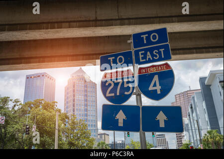 Interstate freeway Anzeichen für den 275 und 4 in der Innenstadt von Tampa Florida USA Stockfoto