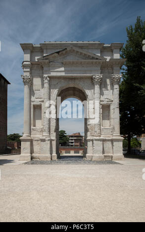 Das Arco dei Gavi auf der Piazzetta Castelvecchio, ist eine alte Struktur in Verona, Norditalien. Es wurde von der gens Gavia, einem noblen römischen Familie w Stockfoto