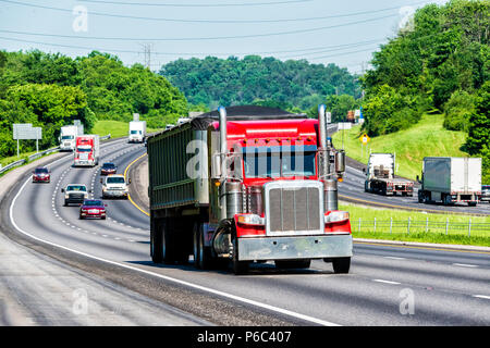 Eine schwer beladene 18-wheeler reist der Interstate. Hinweis: Alle Logos und Marken haben von allen Fahrzeugen entfernt wurde. Bild wurde am Uhr erstellt Stockfoto