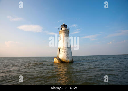 Die Cockspur Island Lighthouse wurde erstmals im November 1839 ausserhalb von Savannah, Georgia. Stockfoto