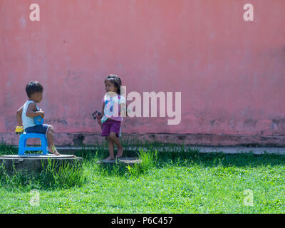 Santo Tomas, Peru - 17. Mai 2016: peruanische Kinder in dem kleinen Dorf in der Nähe von Iquitos. Stockfoto