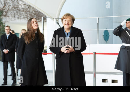 Berlin, Deutschland - die deutsche Bundeskanzlerin Angela Merkel begrüßt Ministerpräsident der Republik Island, Katrín Jakobsdottir. Stockfoto