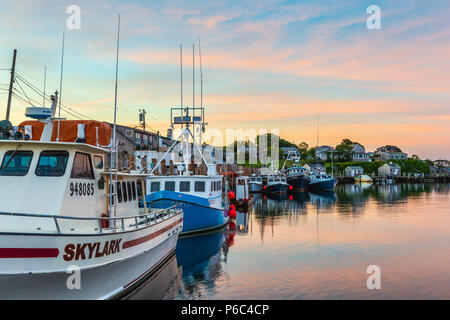 Kommerzielle Fischerboote in Menemsha Becken unter einem vordefinierten angedockt - sunrise Himmel, in dem Fischerdorf Menemsha in Chilmark, Mass auf Martha's Vineyard. Stockfoto