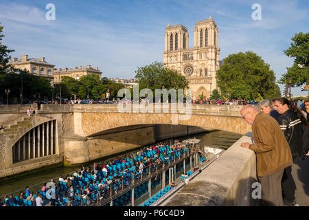 Paris, Frankreich, 24. Juni 2018: Traditionelle Bateau Mouche Boot auf dem Fluss Seine und Notre-Dame Kathedrale im Hintergrund Stockfoto