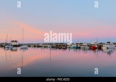 Kommerzielle Fischerboote in Menemsha Becken unter einem vordefinierten angedockt - sunrise Himmel, in dem Fischerdorf Menemsha in Chilmark, Mass auf Martha's Vineyard. Stockfoto