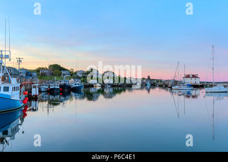 Die kommerzielle Fischerdorf Menemsha und Boote in Menemsha Becken während der Morgendämmerung angedockt, in Chilmark, Massachusetts auf Martha's Vineyard Stockfoto