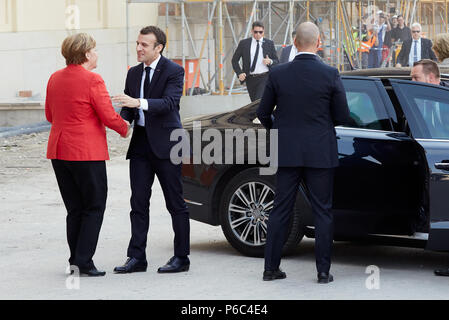 Berlin - Bundeskanzlerin Angela Merkel begrüßt die französische Präsident Emmanuel längestrich am Bau des Humboldt-Forums. Stockfoto