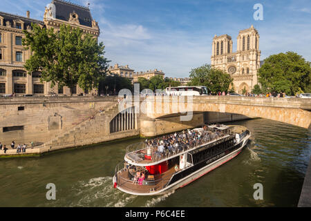 Paris, Frankreich, 24. Juni 2018: Traditionelle Bateau Mouche Boot auf dem Fluss Seine und Notre-Dame Kathedrale im Hintergrund Stockfoto