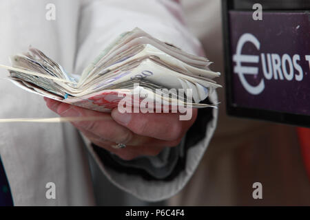 Ascot, UK, British Pound Hinweise sind vor der Euro ändern Maschine gehalten Stockfoto