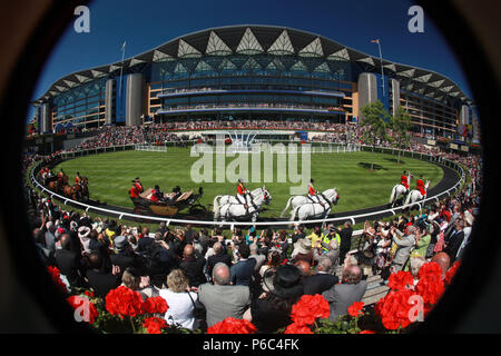 Ascot, Großbritannien, mit Blick auf die Pferderennbahn während der Ankunft der Königin Elizabeth II. in den Fuehrring vor der Tribüne Stockfoto