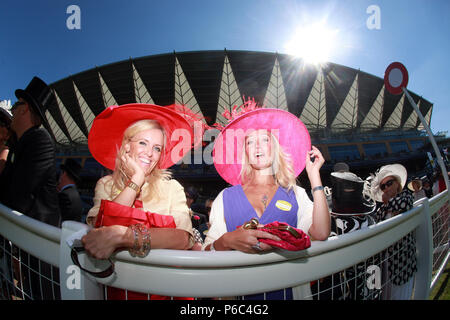 Ascot, Großbritannien, elegant gekleidete Frauen mit Hut an einem Pferderennen Stockfoto