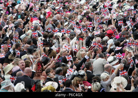 Ascot, UK, Menschen wirbeln nationalen Gewinde Stockfoto