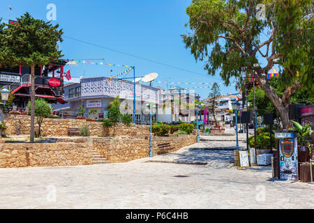 Die Gegend bekannt als "Hauptplatz" in Ayia Napa Stadt, berühmt für seine Nachtclubs, Kneipen, Bars und Nachtleben, Zypern Stockfoto