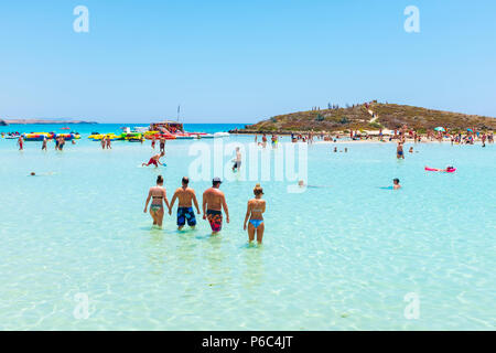 Touristen schwimmen im Meer bei Nissi Bay, Nissi Beach, in der Nähe von Ayiaa Napa, Zypern Stockfoto