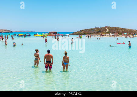 Touristen schwimmen im Meer bei Nissi Bay, Nissi Beach, in der Nähe von Ayiaa Napa, Zypern Stockfoto