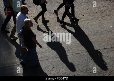 Dresden, Leute werfen einen Schatten auf dem Boden Stockfoto