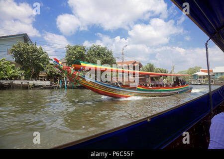 Eine touristische Bootsfahrt auf dem Fluss Chao Phraya. Bangkok, Thailand Stockfoto