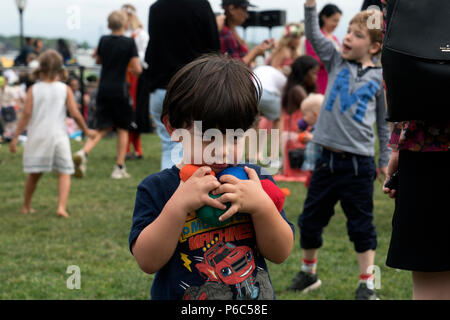 Kinder spielten auf dem Rasen im Battery Park City Wagner Park während der jährlichen Schwedischer Midsummer Festival, das am 22. Juni 2018 stattfand. Stockfoto