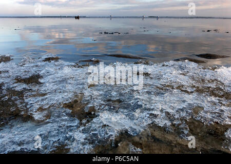 Ahlbeck, Deutschland, gefrorenes Wasser am Strand Stockfoto